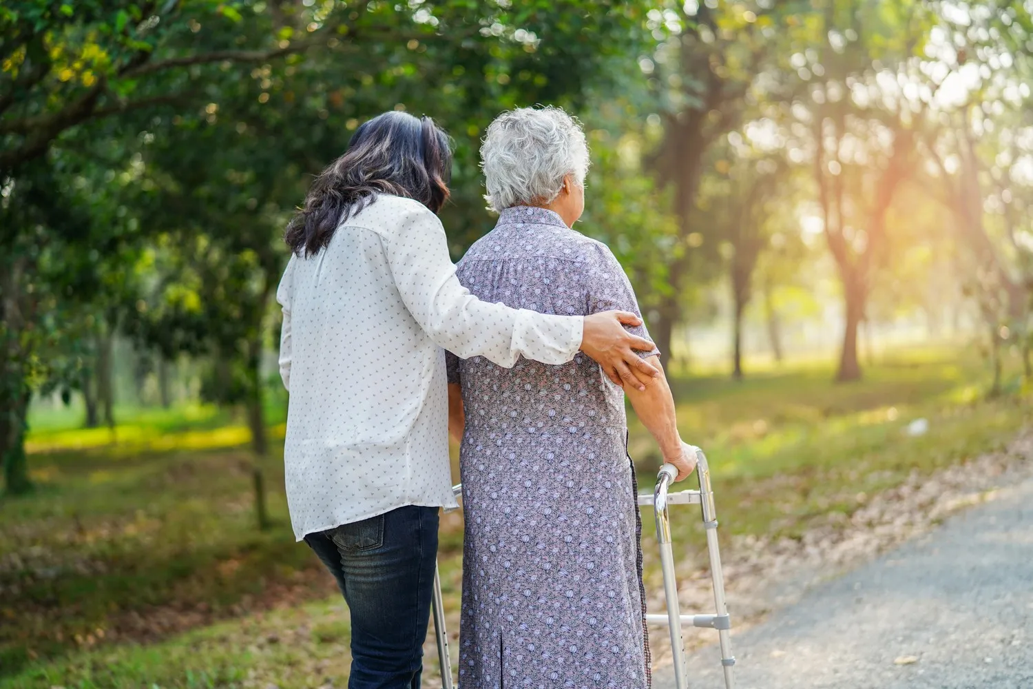Hilfe und Pflege Asiatische Senioren oder ältere alte Damen nutzen einen Gehhilfe mit guter Gesundheit
